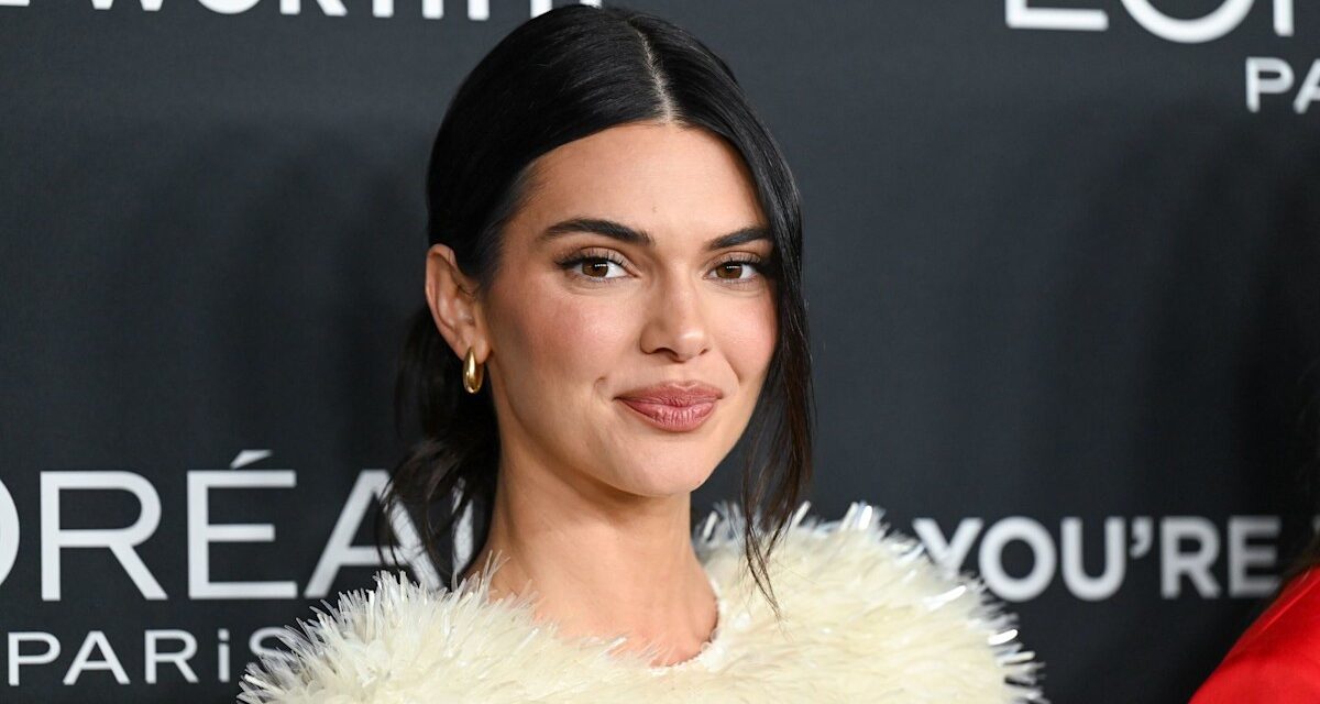 Kendall Jenner ressemble exactement à maman Kris dans des tenues parfaites pour la saison des fêtes