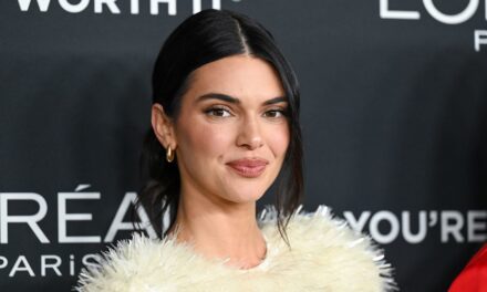 Kendall Jenner ressemble exactement à maman Kris dans des tenues parfaites pour la saison des fêtes