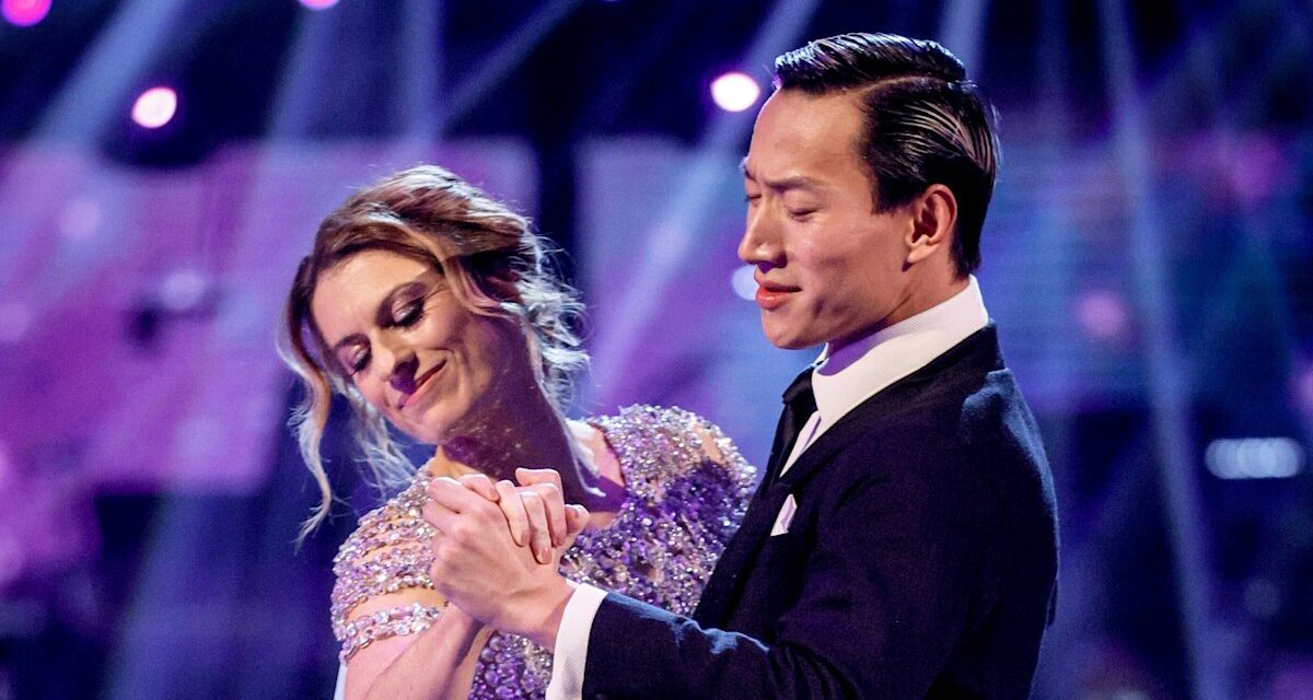 Karen Carney de Strictly explique comment l&rsquo;émission l&rsquo;a « réparée » alors que son partenaire professionnel Carlos Gu devient trop émotif pour les mots