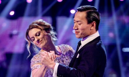 Karen Carney de Strictly explique comment l&rsquo;émission l&rsquo;a « réparée » alors que son partenaire professionnel Carlos Gu devient trop émotif pour les mots