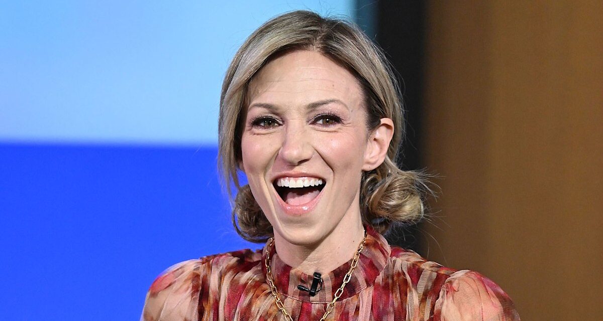 Debbie Gibson, 55 ans, présente des jambes interminables dans une mini-robe à sequins et des talons aiguilles