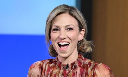 Debbie Gibson, 55 ans, présente des jambes interminables dans une mini-robe à sequins et des talons aiguilles