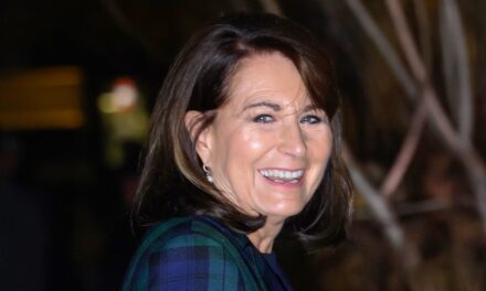 Carole Middleton copie le célèbre look de sa fille, la princesse Kate – et emprunte ses chaussures et son sac