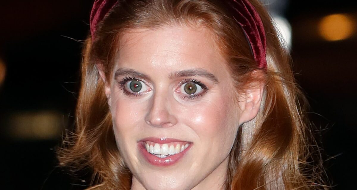 La princesse Béatrice entre à Noël avec des cheveux roux et une robe classique lors du déjeuner royal du roi Charles