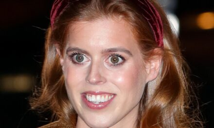 La princesse Béatrice entre à Noël avec des cheveux roux et une robe classique lors du déjeuner royal du roi Charles