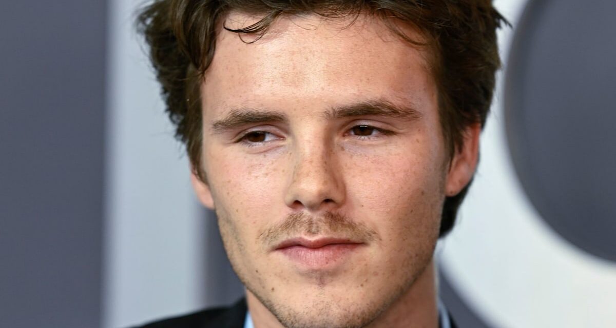 Cruz Beckham rompt le rang pour envoyer un doux message à son frère aîné Brooklyn au milieu d&rsquo;une querelle de famille