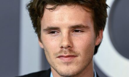 Cruz Beckham rompt le rang pour envoyer un doux message à son frère aîné Brooklyn au milieu d&rsquo;une querelle de famille