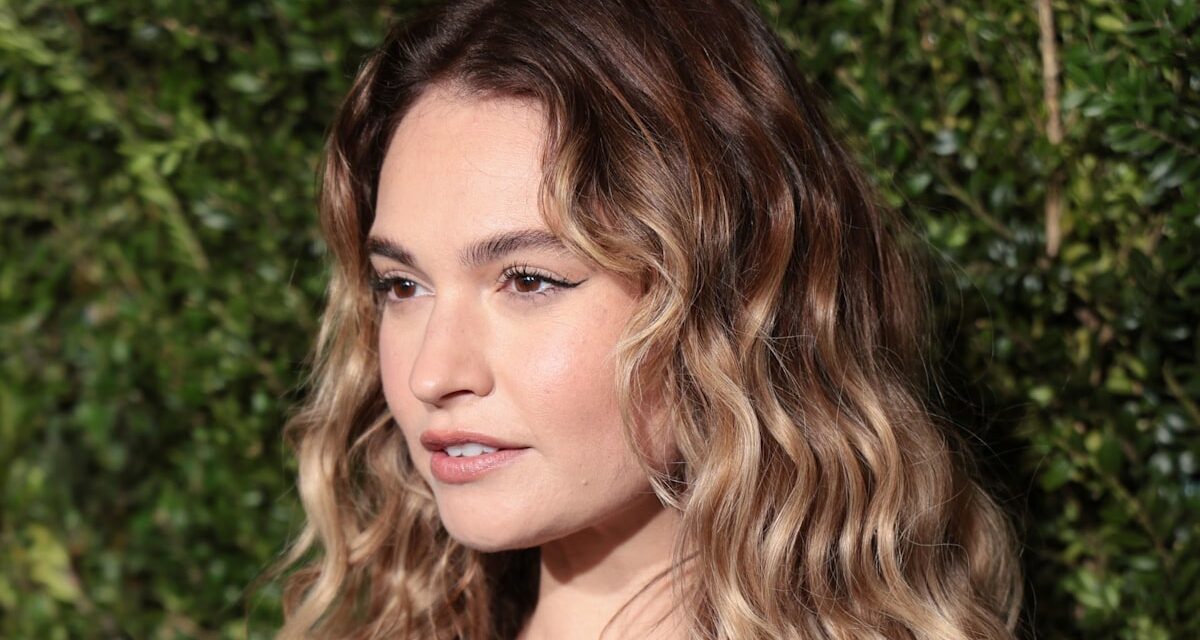 Lily James est éblouissante en bikini sur la plage alors qu&rsquo;elle montre son look naturel sur une nouvelle photo