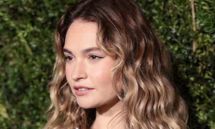 Lily James est éblouissante en bikini sur la plage alors qu&rsquo;elle montre son look naturel sur une nouvelle photo