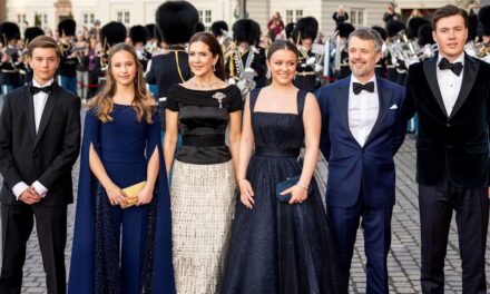Le roi Frederik, la reine Mary et leurs quatre enfants préparent la maison royale pour Noël – regardez