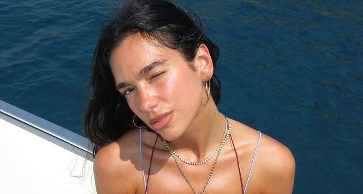 Dua Lipa est la fille en bikini ultime alors qu&rsquo;elle s&rsquo;envole pour le soleil d&rsquo;hiver avec sa sœur sosie