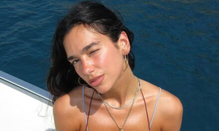Dua Lipa est la fille en bikini ultime alors qu&rsquo;elle s&rsquo;envole pour le soleil d&rsquo;hiver avec sa sœur sosie