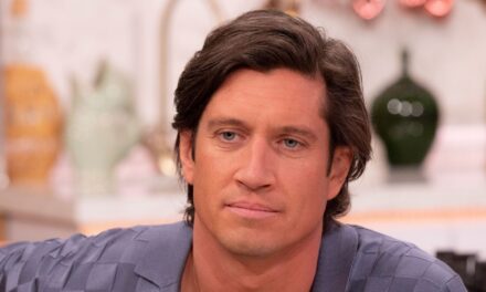 REGARDER: Vernon Kay fond en larmes à propos du dernier spectacle Strictly en direct de sa femme Tess Daly