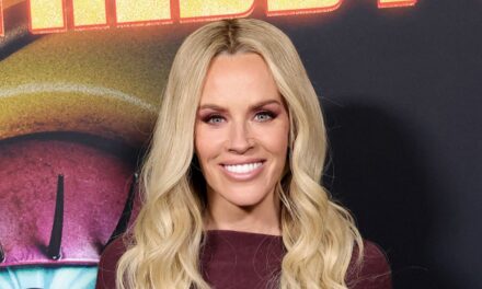 Le fils imposant de Jenny McCarthy, 23 ans, fait une rare apparition sur le tapis rouge aux côtés de sa célèbre maman