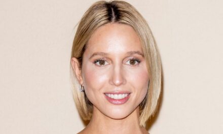 La princesse Olympia de Grèce pourrait être la jumelle de Hailey Bieber en bikini à imprimé animal