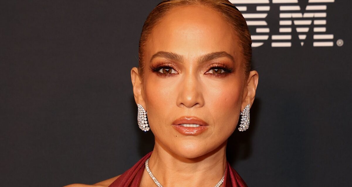 Jennifer Lopez pose avec deux sœurs rarement vues à la fête du 80e anniversaire de leur mère