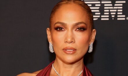 Jennifer Lopez pose avec deux sœurs rarement vues à la fête du 80e anniversaire de leur mère