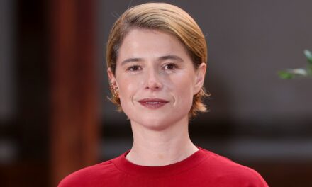 Jessie Buckley accueille tranquillement son premier enfant après la révélation surprise d&rsquo;une grossesse