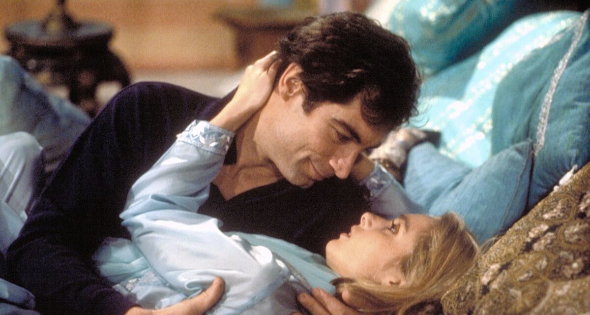 L&rsquo;ancienne Bond girl est toujours aussi incroyable à l&rsquo;âge de 65 ans