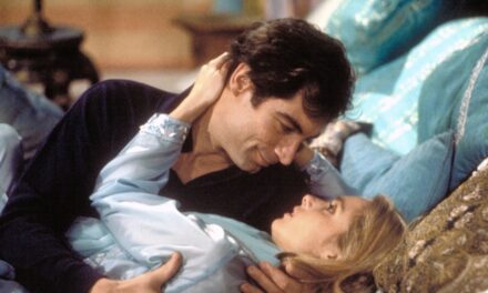 L&rsquo;ancienne Bond girl est toujours aussi incroyable à l&rsquo;âge de 65 ans