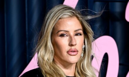 Ellie Goulding est enceinte ! La chanteuse révèle un baby bump sur le tapis rouge — photos