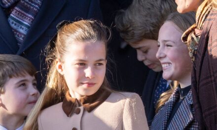 La princesse Charlotte a salué la « princesse Anne en devenir » alors qu&rsquo;elle s&rsquo;arrête pour un selfie le jour de Noël – vidéo