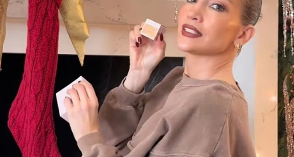 La robe sensuelle de Noël de Jennifer Lopez incarne le chic festif