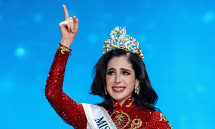 Le PDG de Miss Univers démissionne après un mois de travail dans le cadre du dernier bouleversement d&rsquo;un concours criblé de controverses