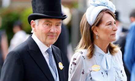 Carole et Michael Middleton ont fait front uni pour soutenir la princesse Kate lors d&rsquo;un service de Noël poignant – meilleures photos