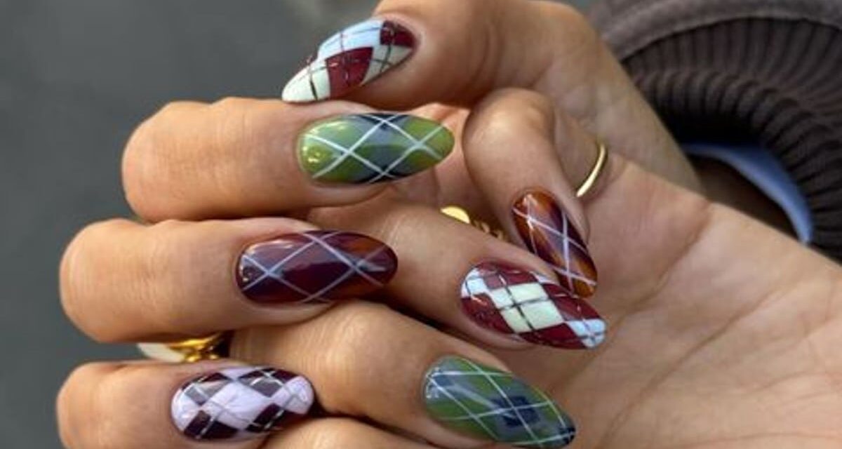 La manucure &lsquo;Sweater Weather&rsquo; : 5 modèles d&rsquo;ongles douillets qui prennent le relais cet hiver