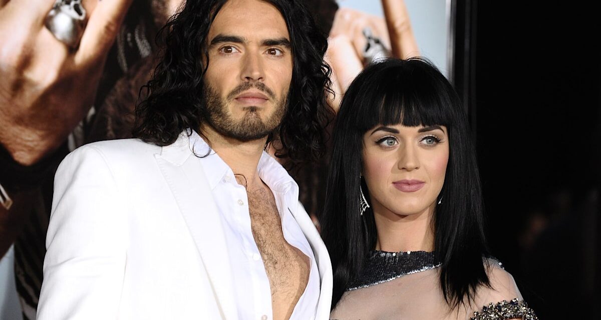 Russell Brand critique la romance de Katy Perry avec Justin Trudeau devant sa mère