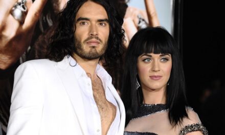 Russell Brand critique la romance de Katy Perry avec Justin Trudeau devant sa mère