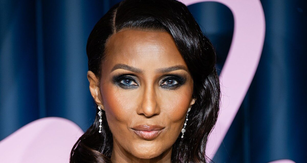 Iman, 70 ans, la veuve de David Bowie, a l&rsquo;air intemporelle alors qu&rsquo;elle enfile une robe corset « délicate »