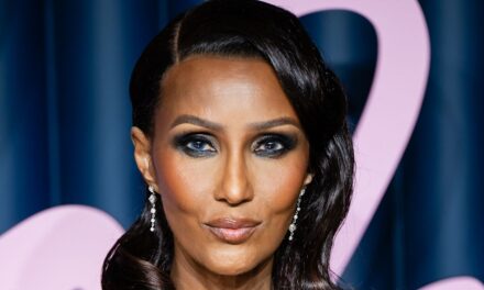 Iman, 70 ans, la veuve de David Bowie, a l&rsquo;air intemporelle alors qu&rsquo;elle enfile une robe corset « délicate »