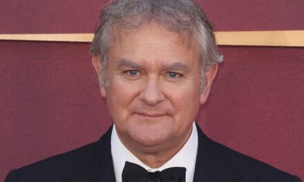 Hugh Bonneville se souvient du moment déchirant où il a appris la mort de sa mère, espionne du MI6