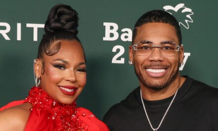La « première tradition » de Nelly qu&rsquo;il établit avec sa femme Ashanti et son fils de 17 mois – exclusif