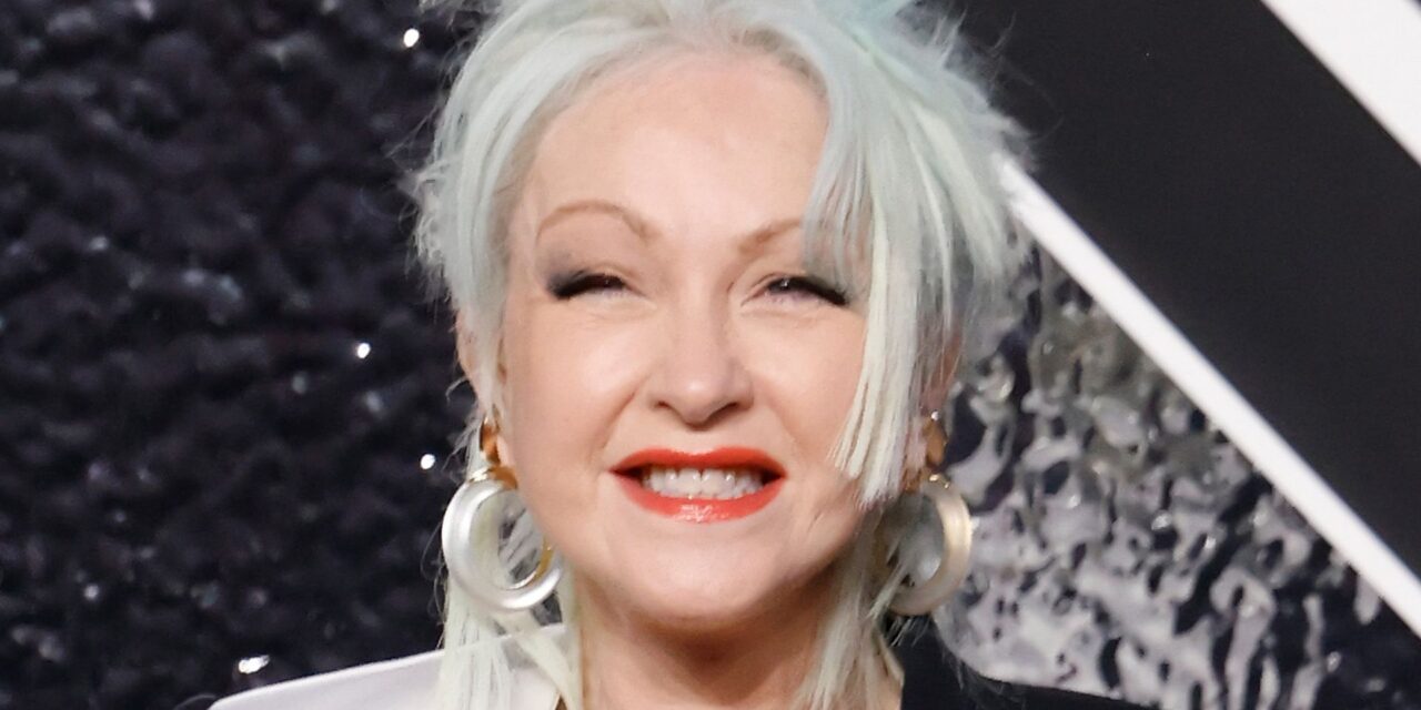 La photo originale en bikini de Cyndi Lauper prouve que son style est toujours inoubliable aujourd&rsquo;hui