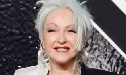 La photo originale en bikini de Cyndi Lauper prouve que son style est toujours inoubliable aujourd&rsquo;hui