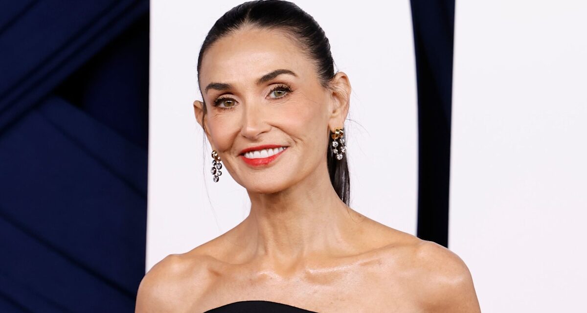 Demi Moore vole la vedette alors qu&rsquo;elle jumelle avec ses 3 filles en photo avec toute sa famille