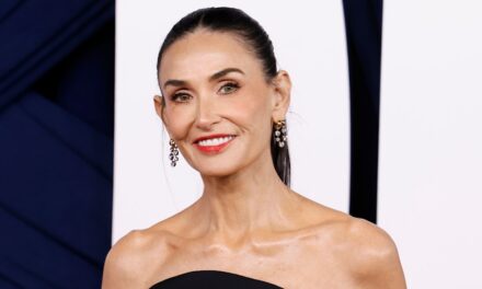 Demi Moore vole la vedette alors qu&rsquo;elle jumelle avec ses 3 filles en photo avec toute sa famille