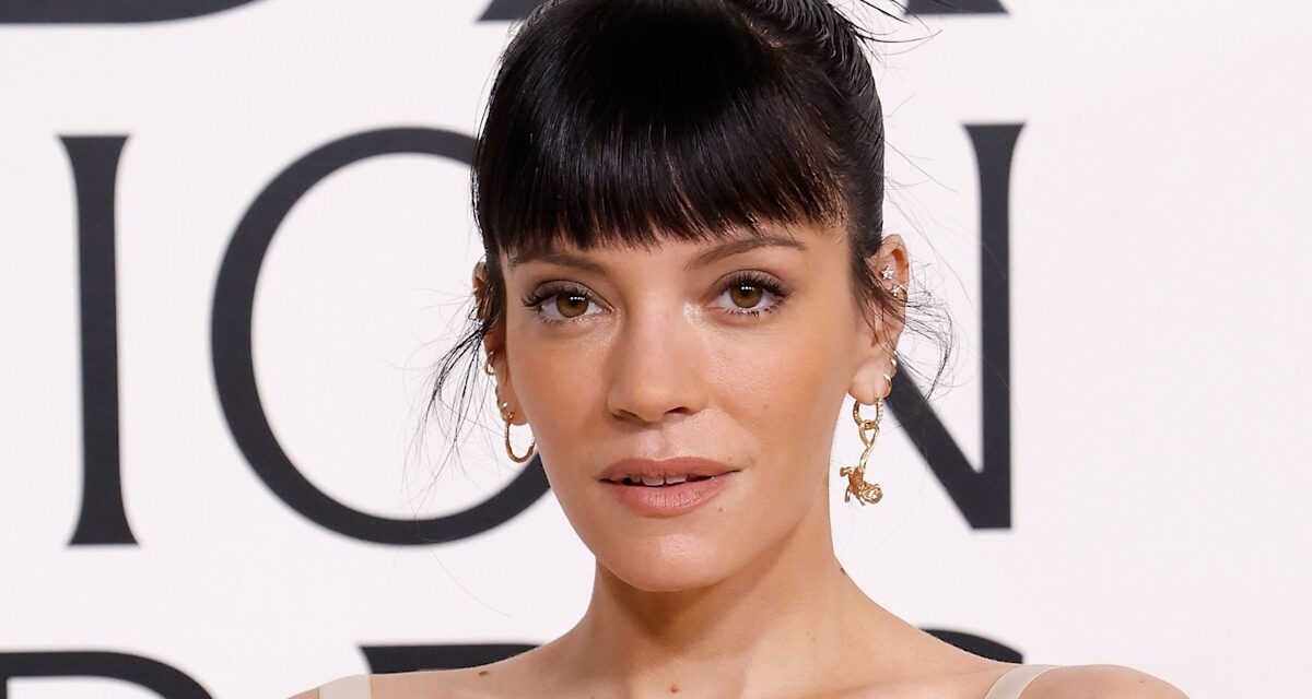 Lily Allen porte une mini-robe sans bretelles découpée pour se produire sur scène avec Dakota Johnson