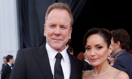 Dans la romance de Kiefer Sutherland avec sa fiancée mannequin de longue date, Cindy Vela – et son histoire de rencontres avant elle