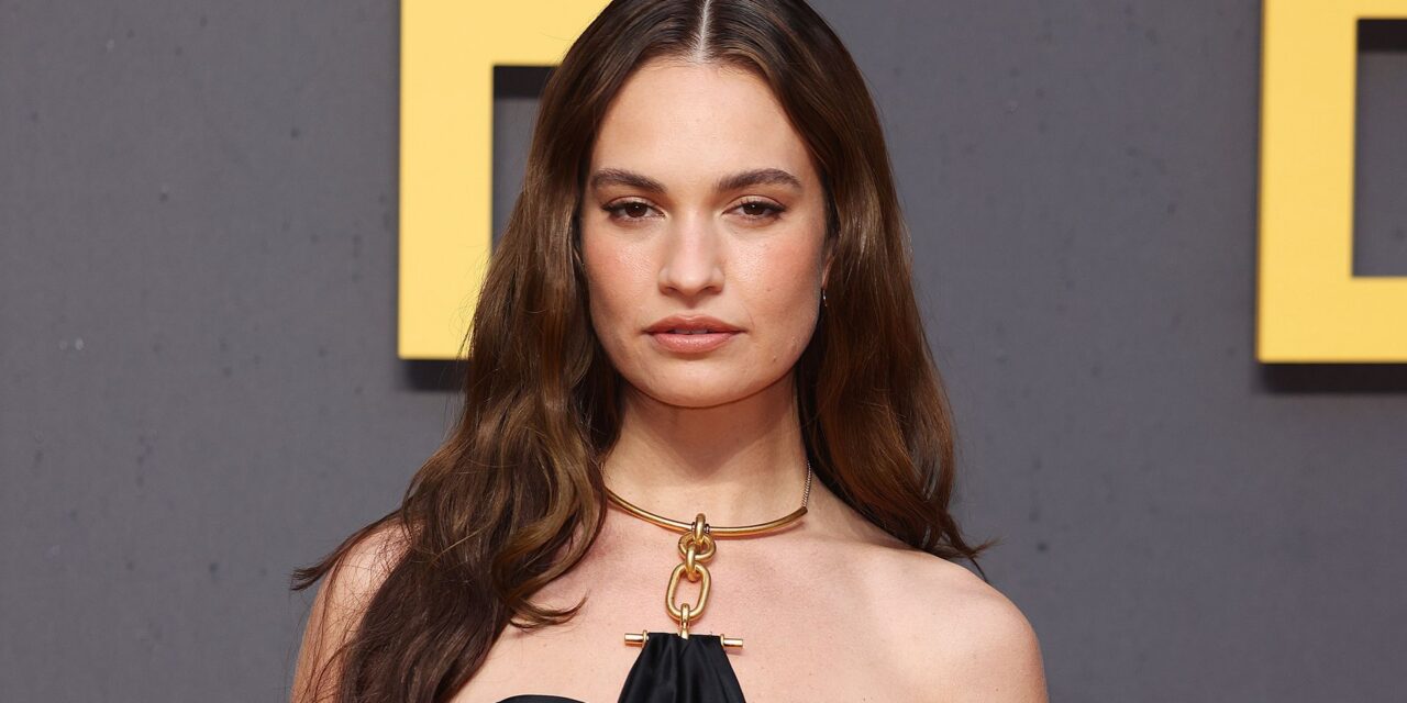 Lily James porte la tendance des vêtements de nuit comme vêtements d&rsquo;extérieur jusqu&rsquo;en 2026 dans une robe nuisette en dentelle