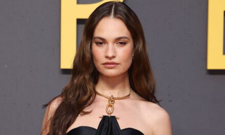 Lily James porte la tendance des vêtements de nuit comme vêtements d&rsquo;extérieur jusqu&rsquo;en 2026 dans une robe nuisette en dentelle