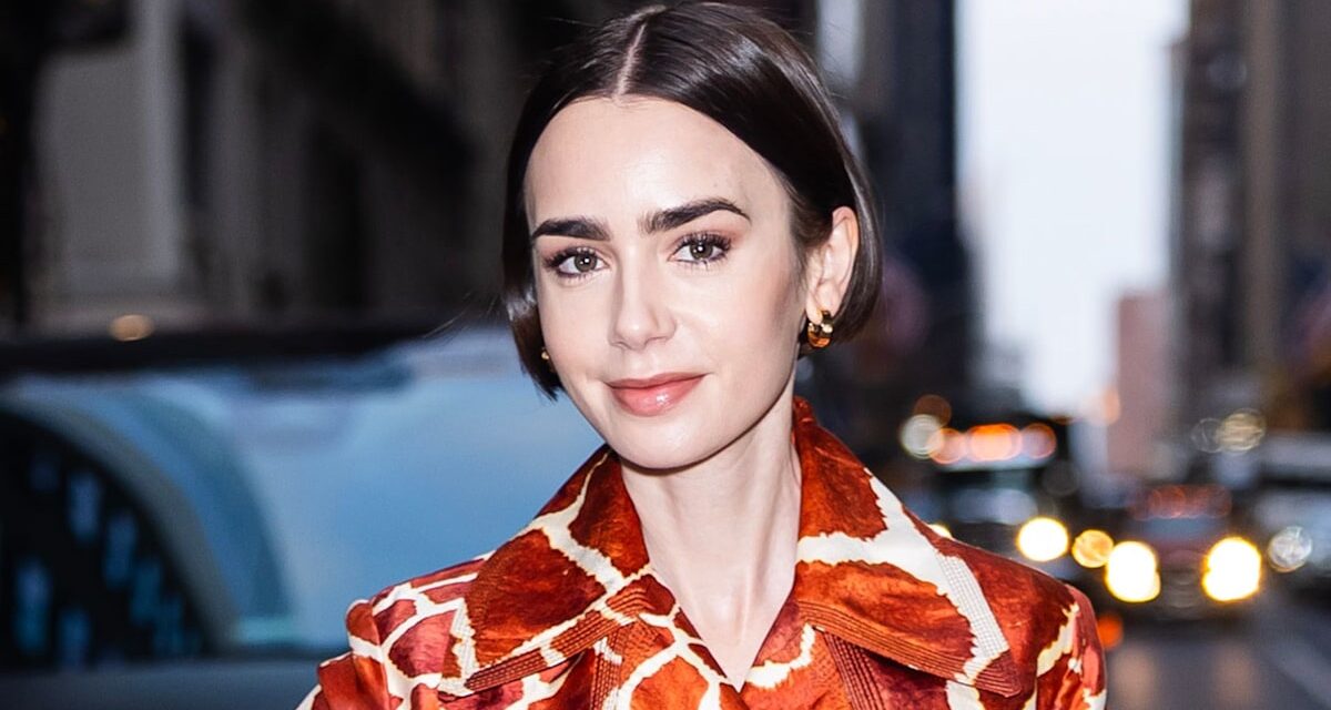 Lily Collins vient de faire de l&rsquo;imprimé girafe une chose pour la saison automne-hiver 2025 avec un trench-coat vintage et des talons