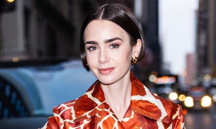 Lily Collins vient de faire de l&rsquo;imprimé girafe une chose pour la saison automne-hiver 2025 avec un trench-coat vintage et des talons