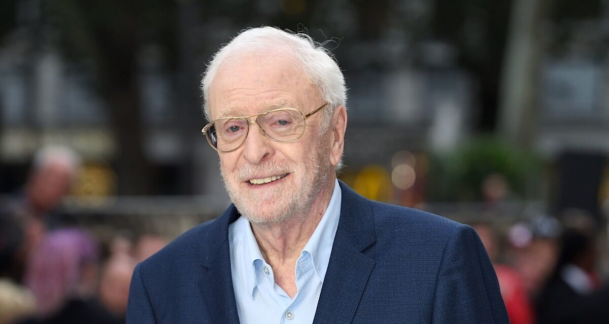 Michael Caine, 92 ans, utilise un fauteuil roulant pour accepter le prix lors d&rsquo;une rare apparition publique en tant que star du soutien de son épouse et de ses filles