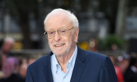 Michael Caine, 92 ans, utilise un fauteuil roulant pour accepter le prix lors d&rsquo;une rare apparition publique en tant que star du soutien de son épouse et de ses filles
