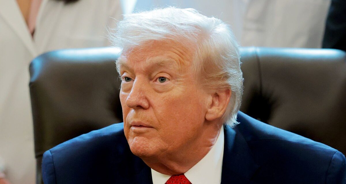 La photo de Donald Trump et 15 autres disparaissent des fichiers Epstein