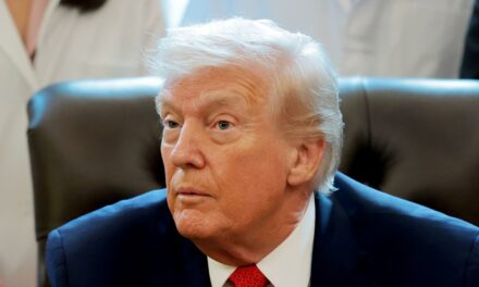 La photo de Donald Trump et 15 autres disparaissent des fichiers Epstein